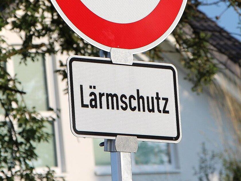 Geschwindigkeitsbegrenzung "30" und Lärmschutzschild. © Pixabay