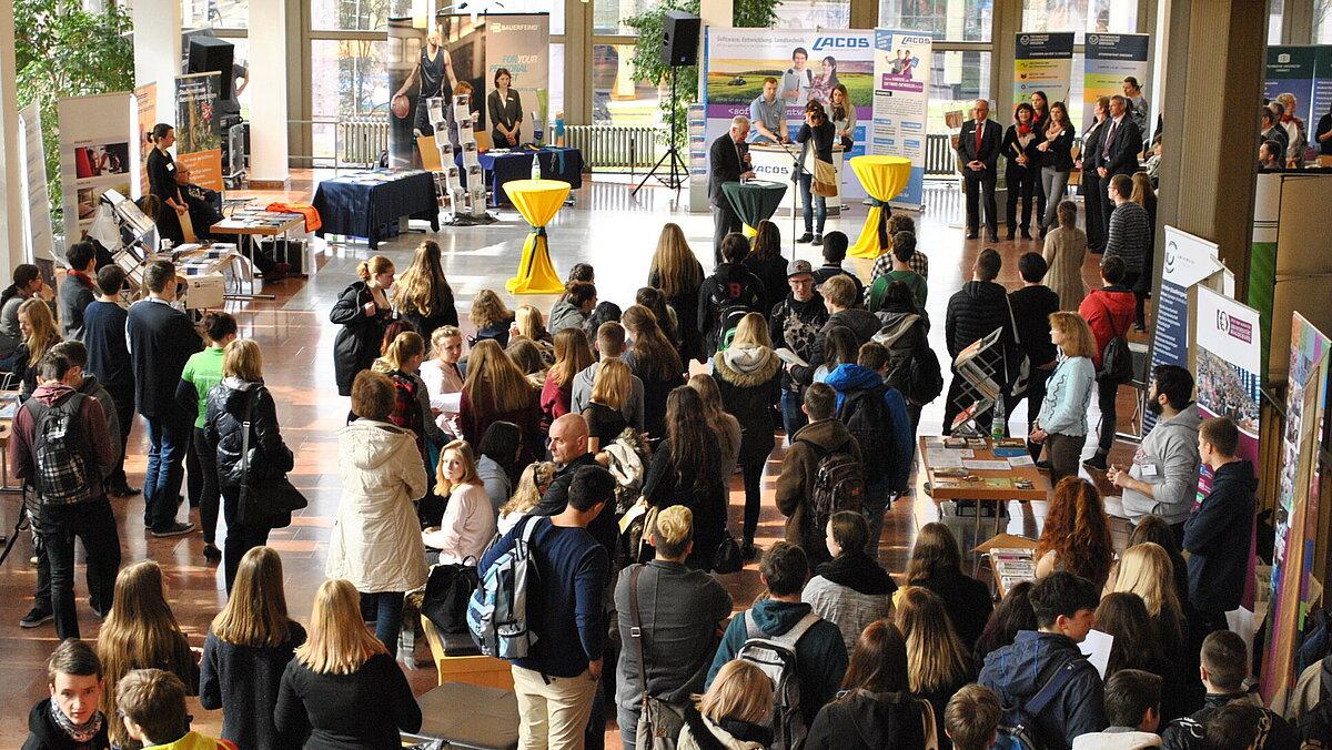 Jedes Jahr kommen zahlreiche Besucher zur Studienmesse in das Kultur- und Kongresszentrum.