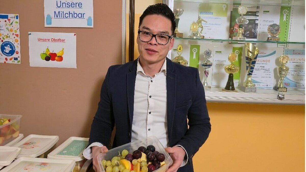 Inhaber Huy Quyen Weber der Firma Obst & Blumen Gera präsentiert eine Schale mit geschnittenem Obst für die Geraer Schulen. © Stadt Gera / Sebastian Schmid