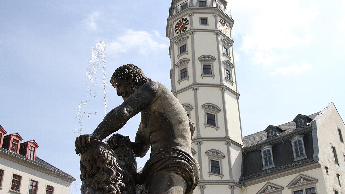 Der Simsonbrunnen befindet sich auf dem Geraer Markt.. © Stadt Gera