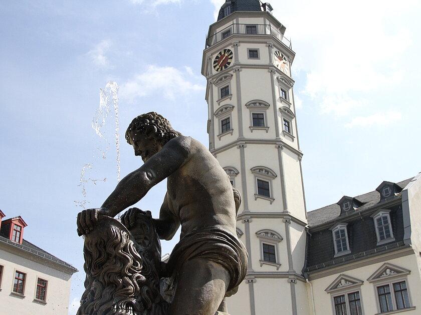 Der Simsonbrunnen befindet sich auf dem Geraer Markt.. © Stadt Gera