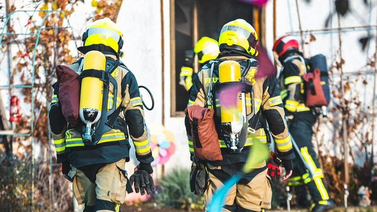 Mehrere Feuerwehrmänner in einem Hintergarten. © Amt für Brand- und Katastrophenschutz