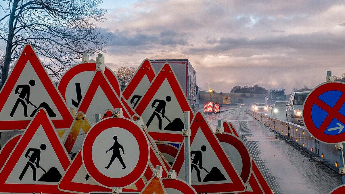 Viele Verkehrsschilder symbolisieren das Thema Baustelle.