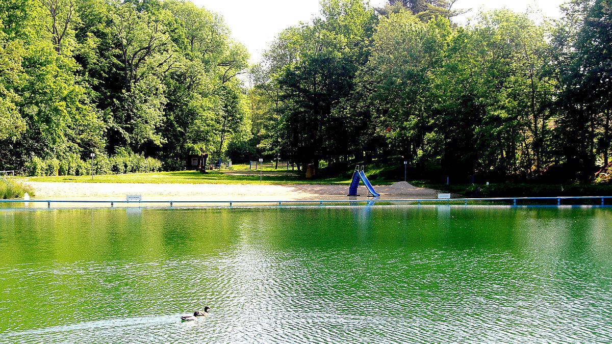 Blick auf das Naturbad in Kaimberg. © Stadt Gera