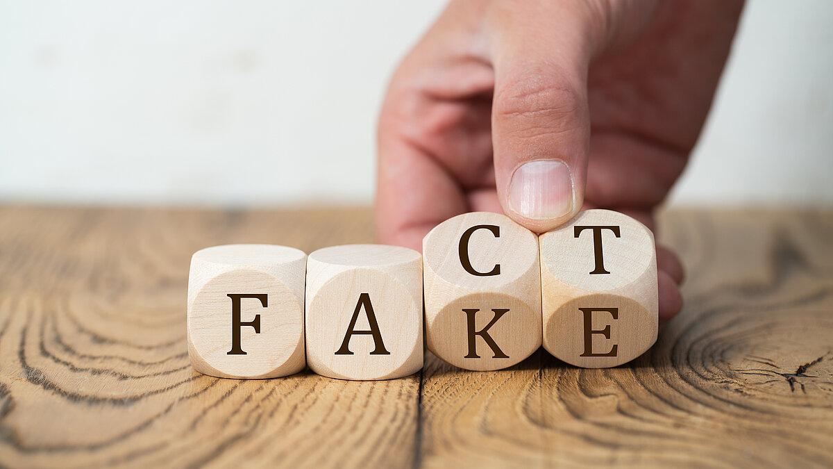 Symbolbild Unterschied "Fact und Fake". © stock.adobe.com
