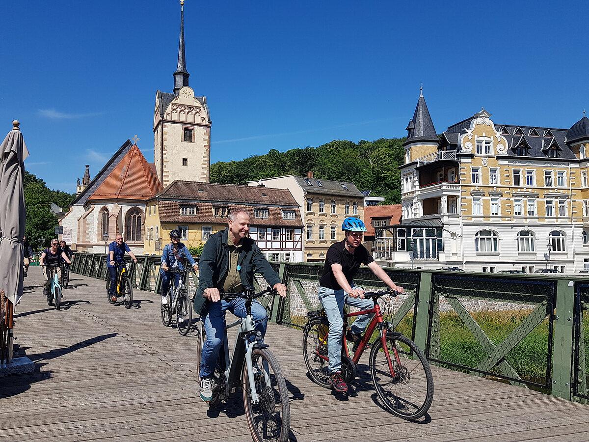 Die Teilnehmer rund um Minister Stengele brechen zur gemeinsamen Radtour auf. © Stadt Gera