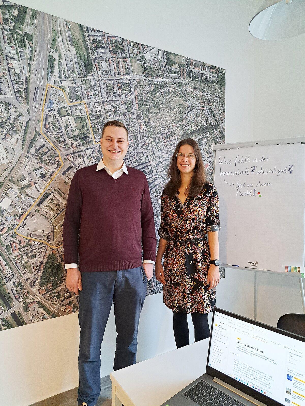 Geras neue Citymanagerin Amelie Becker (links) mit Stadtentwicklungsmanager Lukas Schomacker im Innenstadtbüro am Markt 6. © Stadt Gera / Frances Schlesier