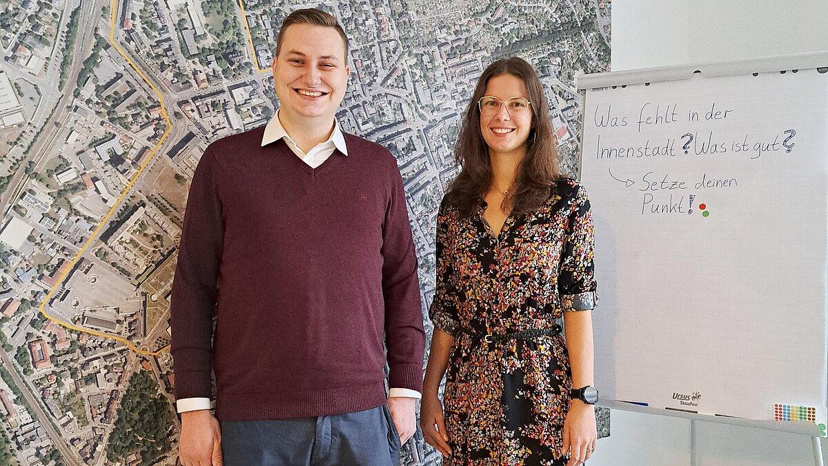 Geras neue Citymanagerin Amelie Becker (links) mit Stadtentwicklungsmanager Lukas Schomacker im Innenstadtbüro am Markt 6