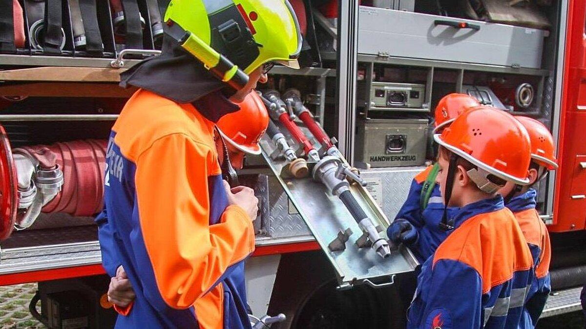 Die Jugendfeuerwehr besichtigt die Ausrüstung der Berufsfeuerwehr. © Amt für Brand- und Katastrophenschutz