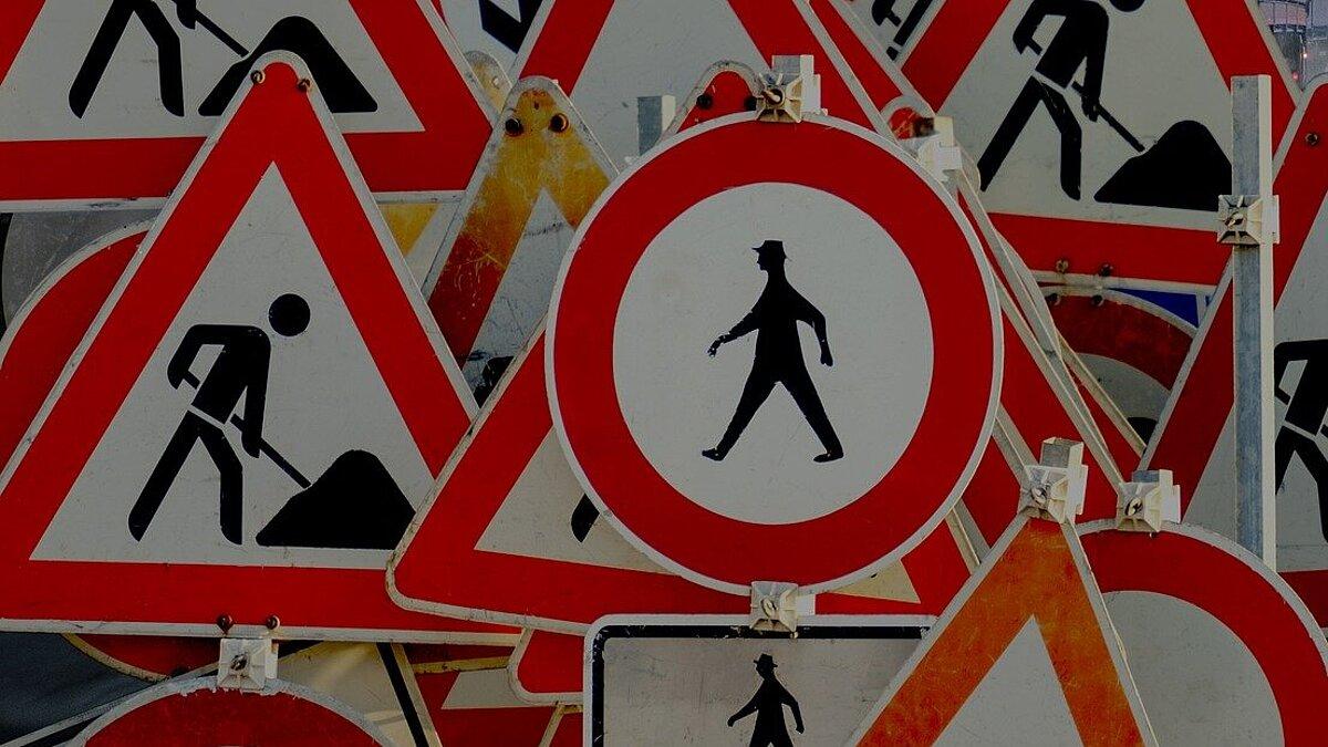 Viele Verkehrsschilder symbolisieren das Thema Baustelle.