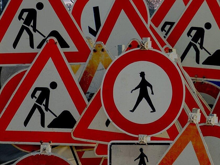 Viele Verkehrsschilder symbolisieren das Thema Baustelle.. © stock.adobe.com
