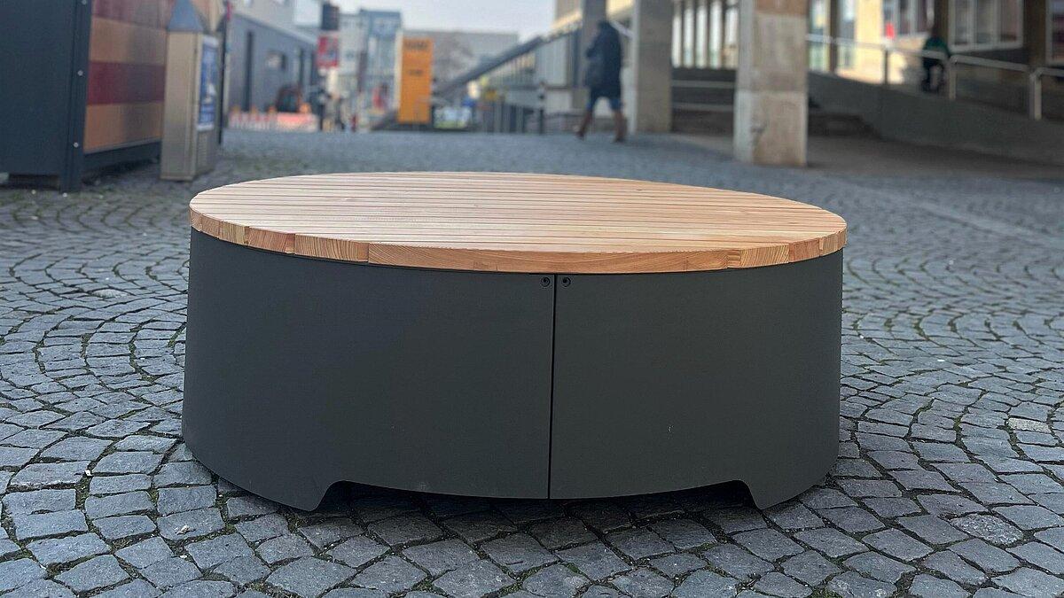 Eine runde Bank in Podestform in der Innenstadt. © Stadt Gera