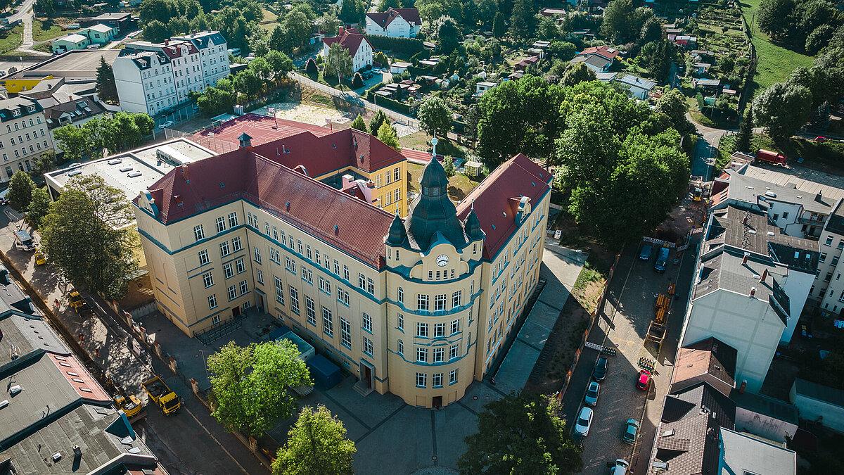 Die Ostschule und das Ostviertel von oben.