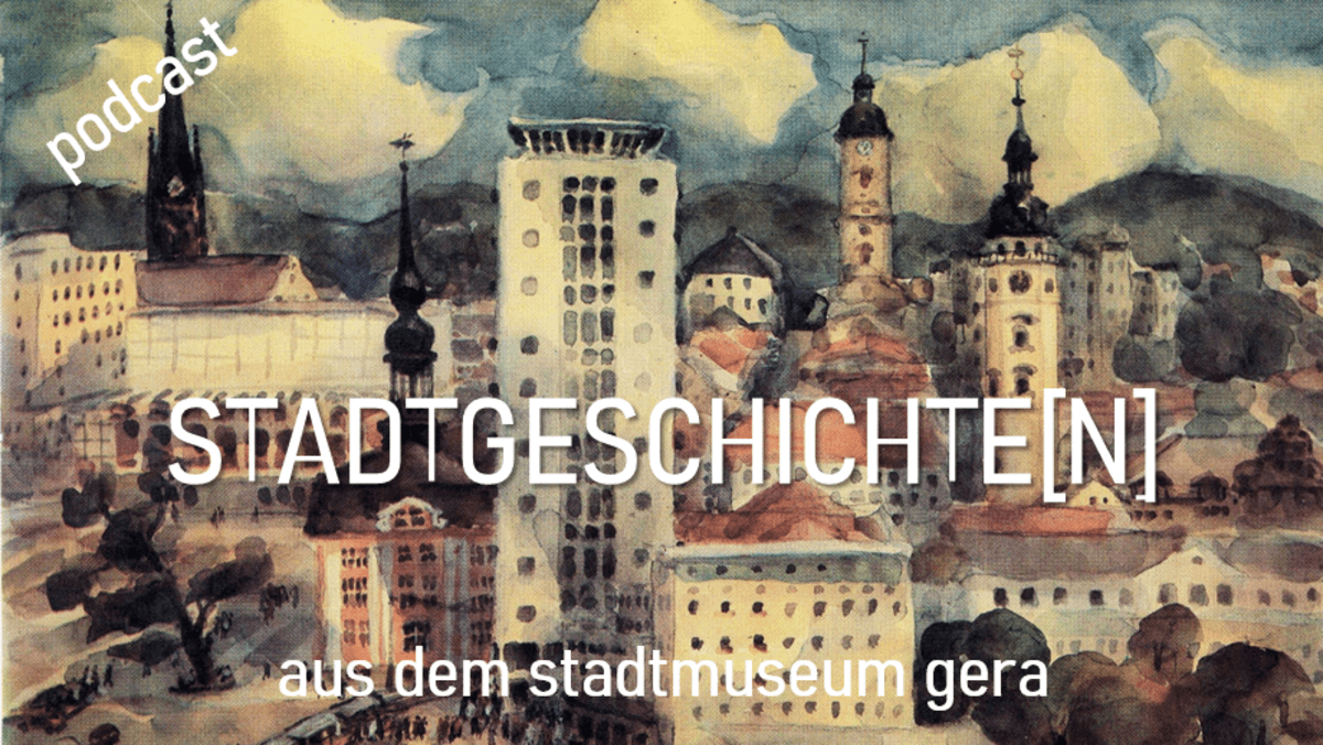Podcast Stadtgeschichte[n] aus dem Stadtmuseum Gera mit Gemälde des Stadtzentrums von Hans Rudolph im Hintergrund, zu sehen sind u.a. das Stadtmuseum, das alte Rathaus, die Salvatorkirche, die Johanniskirche und die Haltestelle Heinrichstraße, Aquarell, 1986. © Stadtmuseum Gera / Gemälde Hans Rudolph