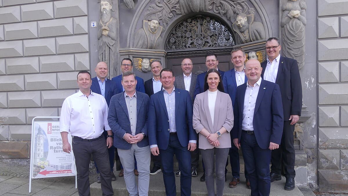 Vertreter des TVV vor der Rathaus-Pforte. © Stadt Gera