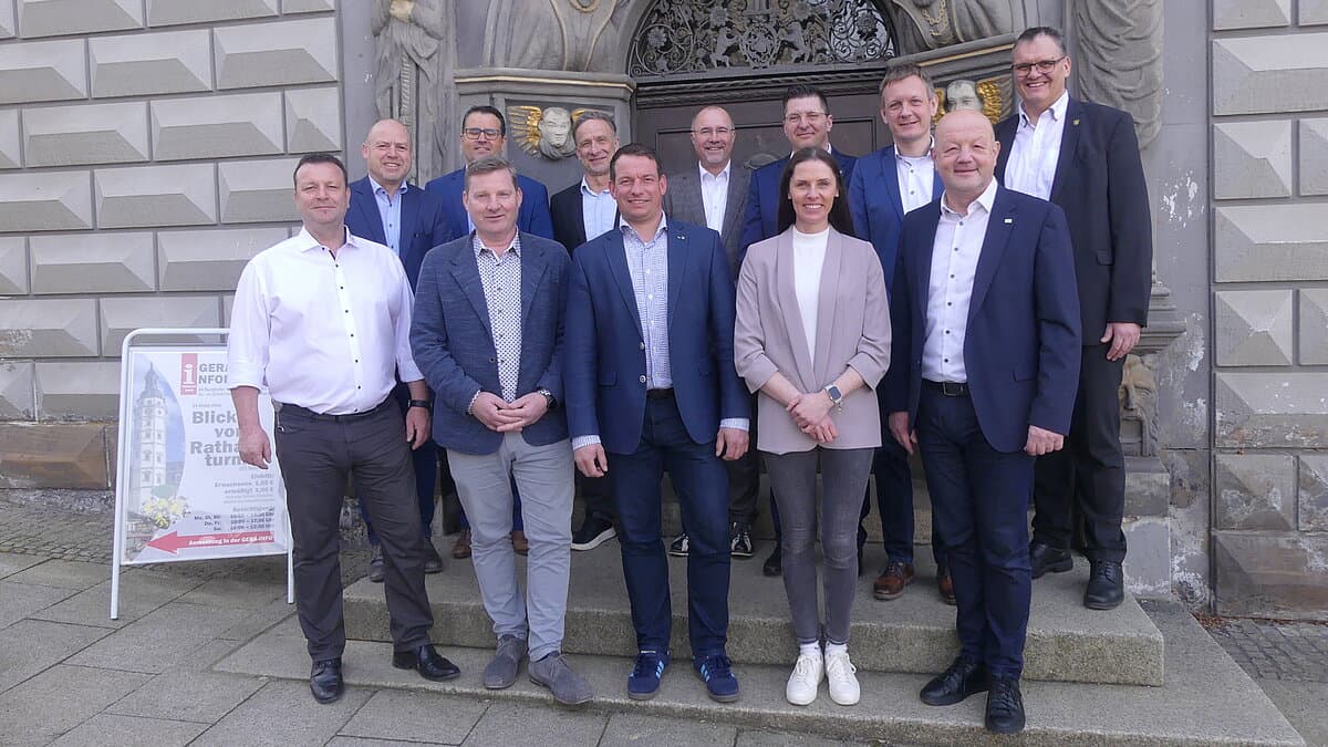 Vertreter des TVV vor der Rathaus-Pforte. © Stadt Gera