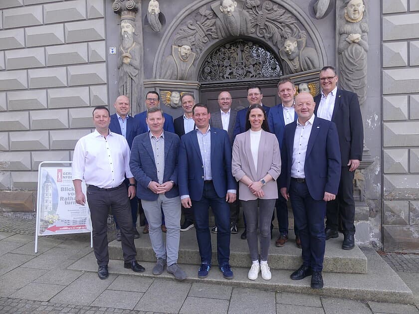Vertreter des TVV vor der Rathaus-Pforte. © Stadt Gera