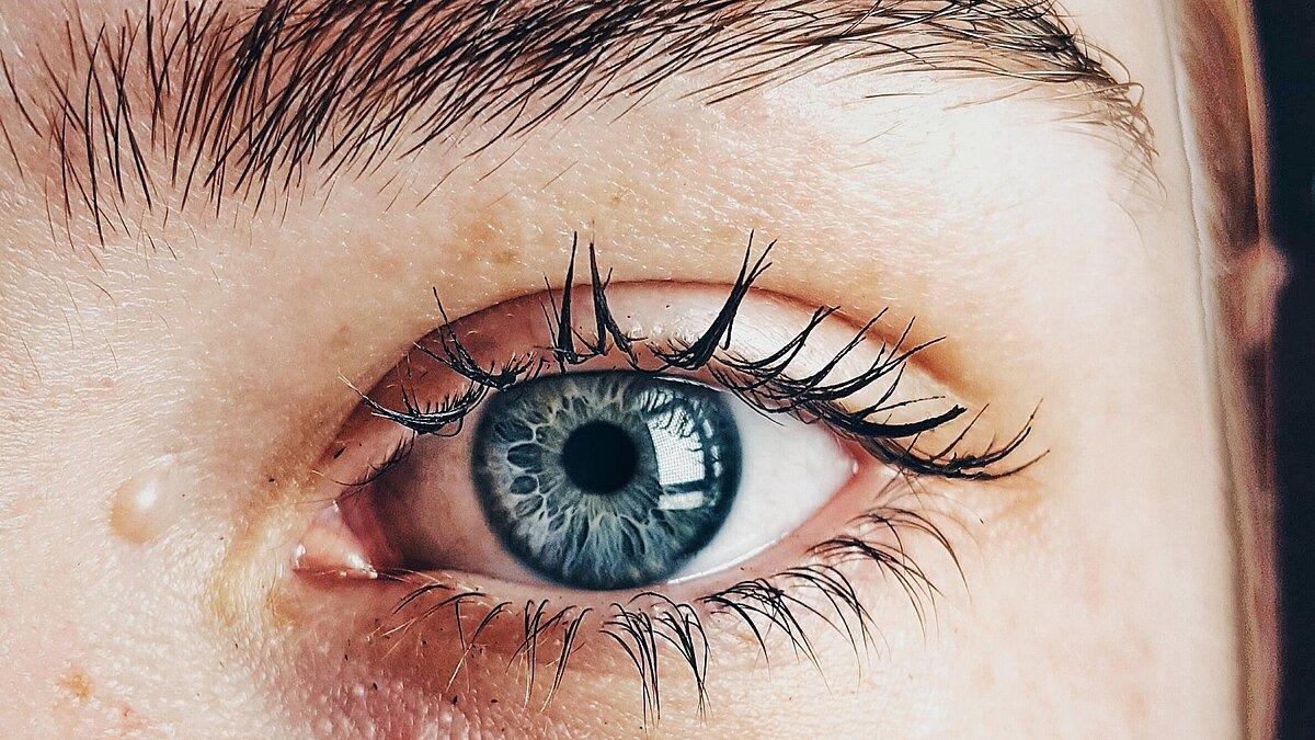 Plakat der Ausstellung 'Nähe' der Auszubildenden der SBBS Wirtschaft und Verwaltung Gera, Nahaufnahme einer Gesichtshälfte einer Frau mit blauen Augen, rötlichen Haaren und Sommersprossen, Titel der Ausstellung, Ausstellungsort und Namen der Ausstellenden sind aufgelistet. © Pixel