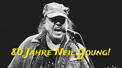 gelbe Schrift kündigt die Veranstaltung an, im dunkel gehaltenen Hintergrund in schwarz7weiß ist ein singender Neil Young. © Andreas Schirneck