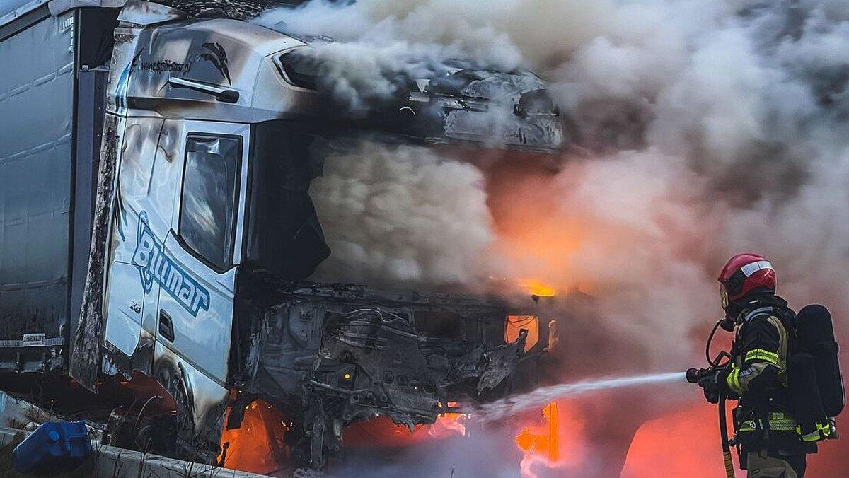 Ein Feuerwehrmann löscht einen brennenden LKW. © Amt für Brand- und Katastrophenschutz