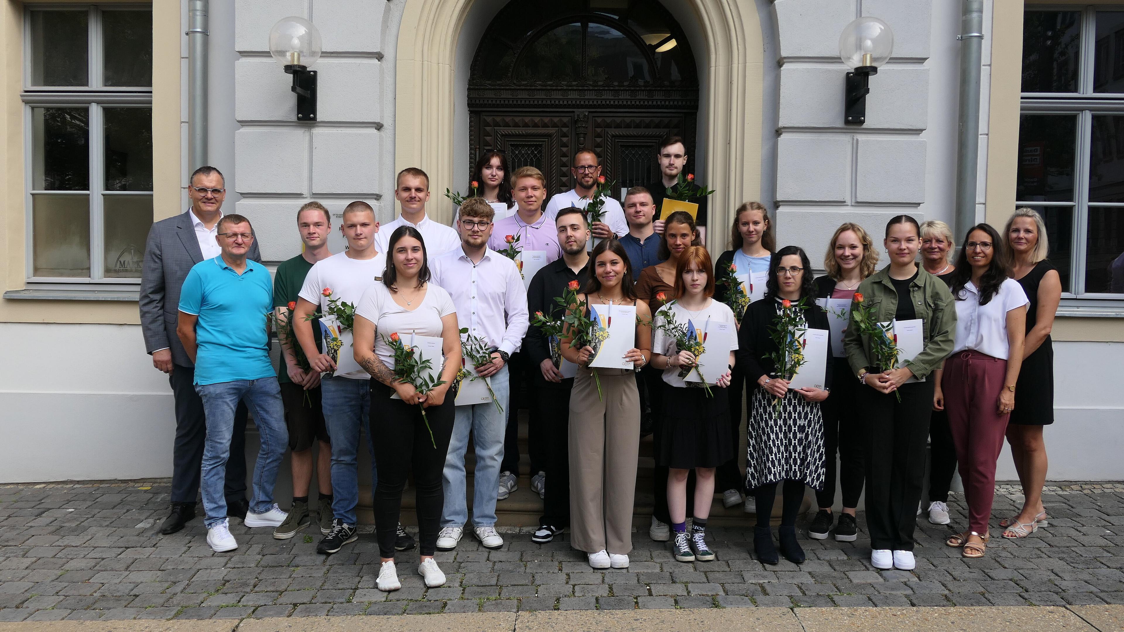 Gruppenbild mit dem Jahrgang 2024 in der Stadtverwaltung Gera. © Stadt Gera
