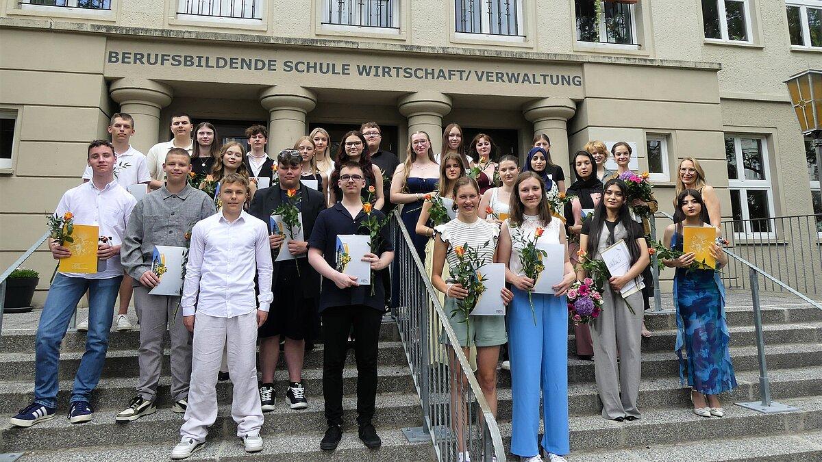 Geehrte Schülerinnen und Schüler mit Zeugnis und Blume. © Stadt Gera