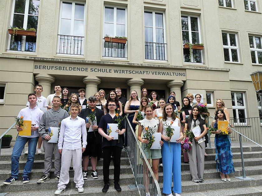 Geehrte Schülerinnen und Schüler mit Zeugnis und Blume. © Stadt Gera