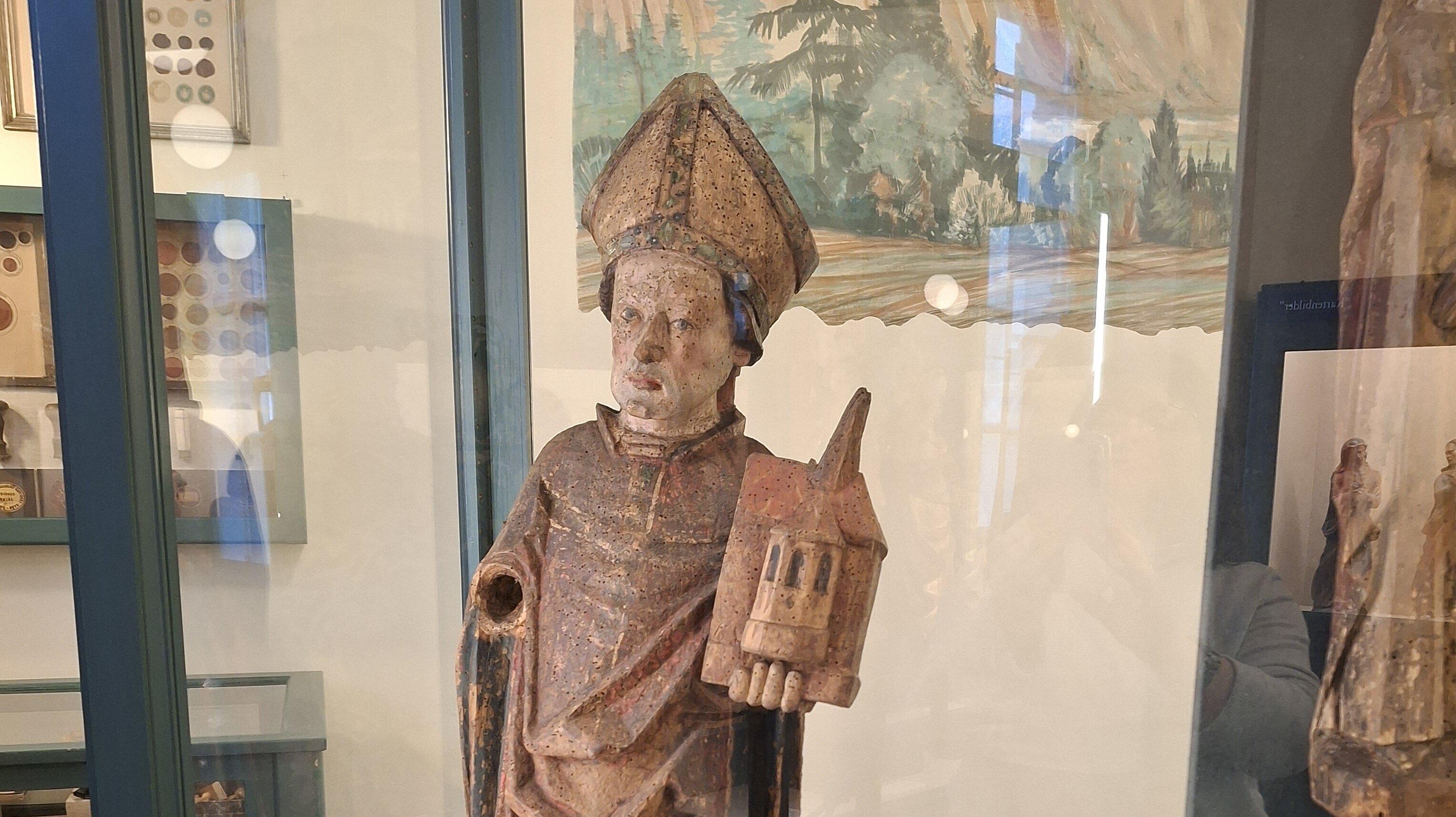 Heiliger Wolfgang, um 1450/60 Die Skulptur stammt aus der gotischen Wolfgangskapelle neben der Trinitatiskirche. Die Kapelle wurde 1841/42 abgerissen und die Heiligenfigur von Mitgliedern des Altertumsforschenden Vereins geborgen.. © Museum Reichenfels