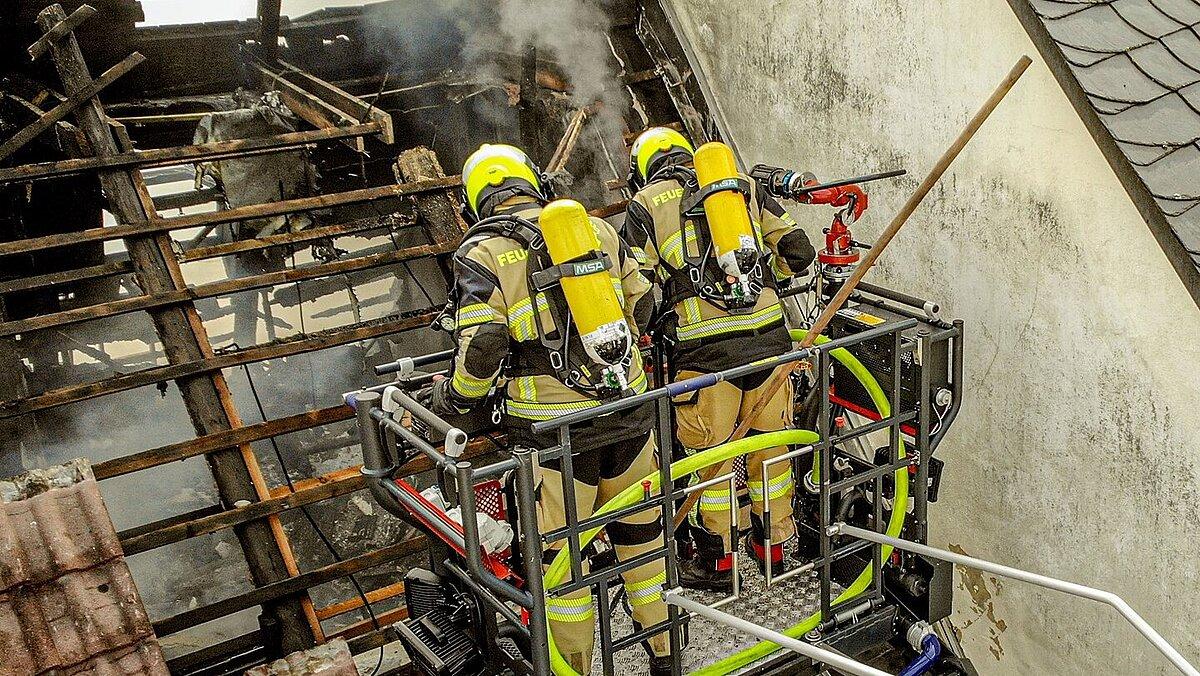 Die Feuerwehr verschafft sich einen überblick durch ihren Kran Arm
