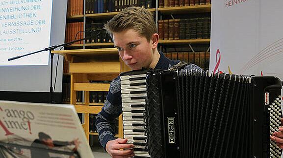 Junge spielt Akkordeon. © Stadt Gera / Funda