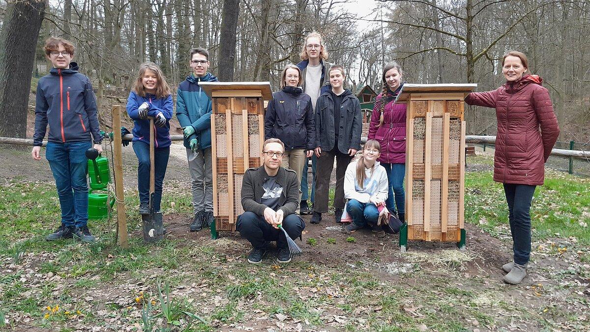 ein Gruppenbild mit den Erbauern der Insektenhotels. © Stadt Gera