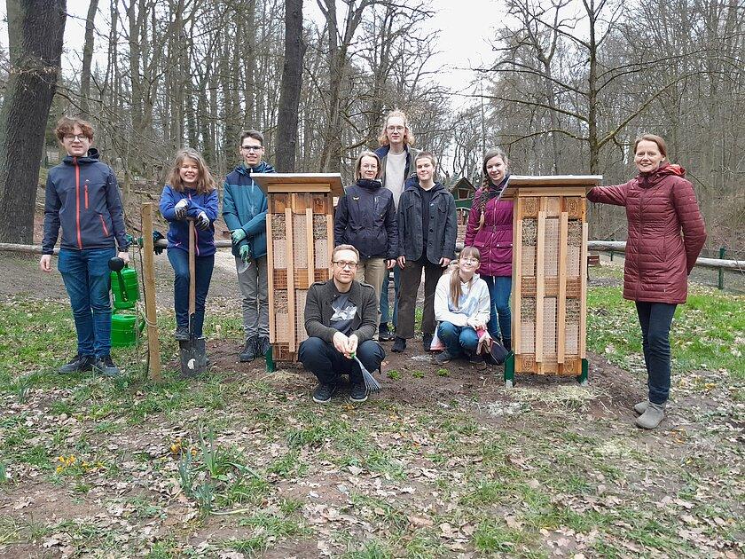 ein Gruppenbild mit den Erbauern der Insektenhotels. © Stadt Gera