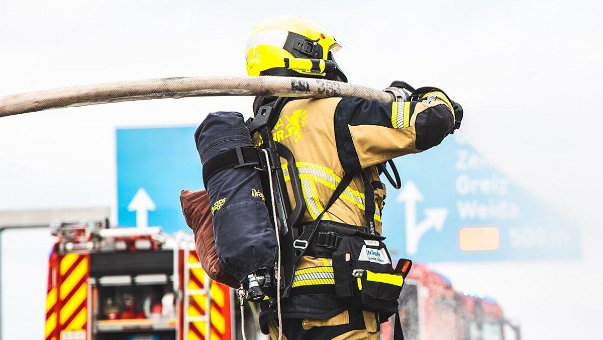 Löschung eines brennenden LKW's. © Amt für Brand- und Katastrophenschutz