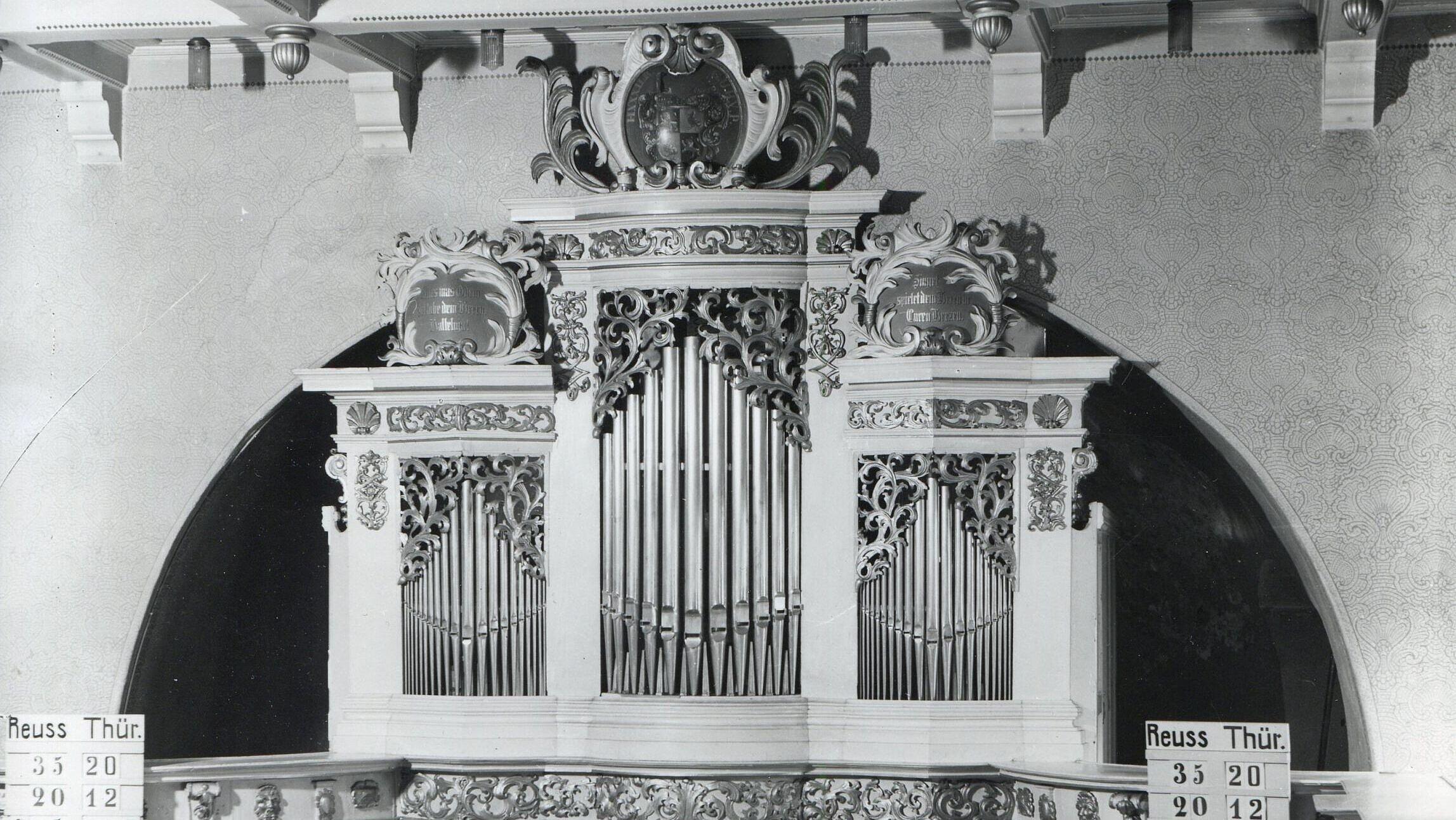 Friederici-Orgel in der Schlosskirche Osterstein um 1930. Die 1738 erbaute Orgel war eine der ersten Arbeiten von Christian Ernst Friederici in Gera. Das Instrument wurde bei der Bombardierung des Schlosses im April 1945 zerstört. © Stadt Gera
