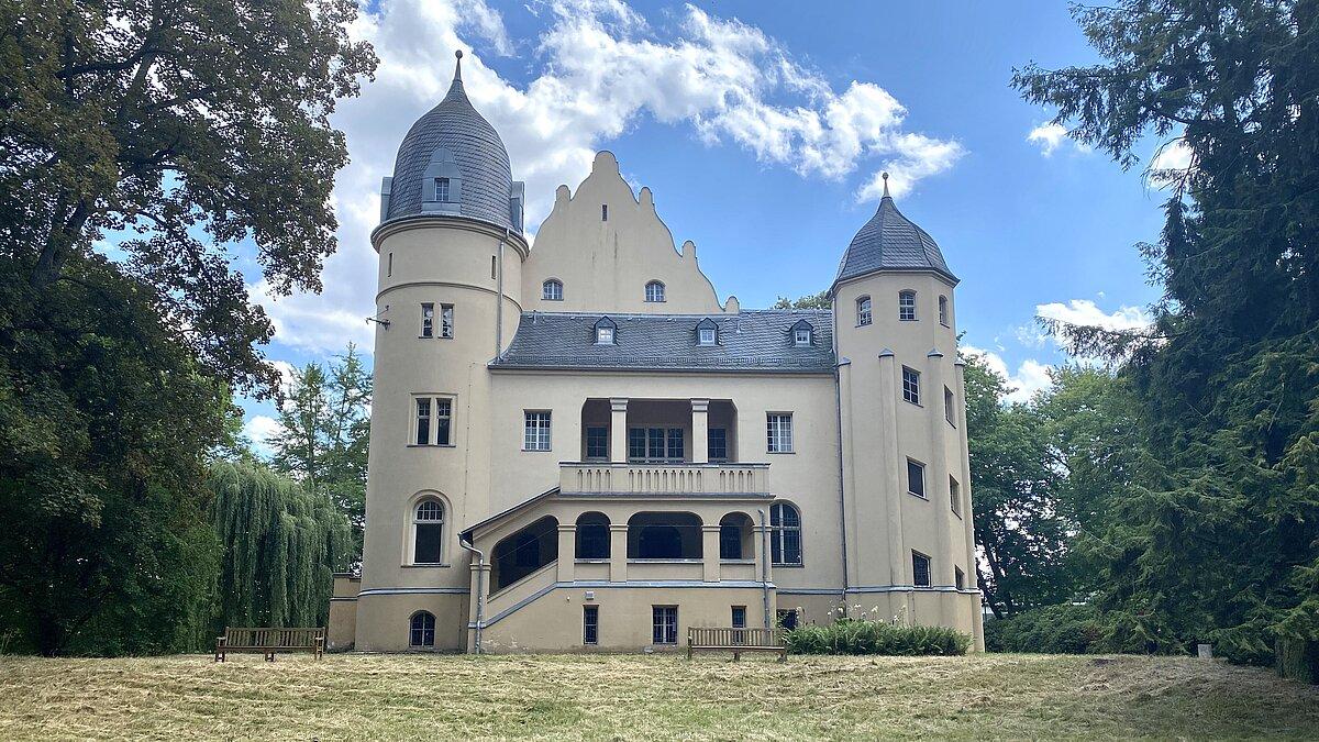 Eine Villa umgeben von Bäumen und Grünflächen. © Stadt Gera