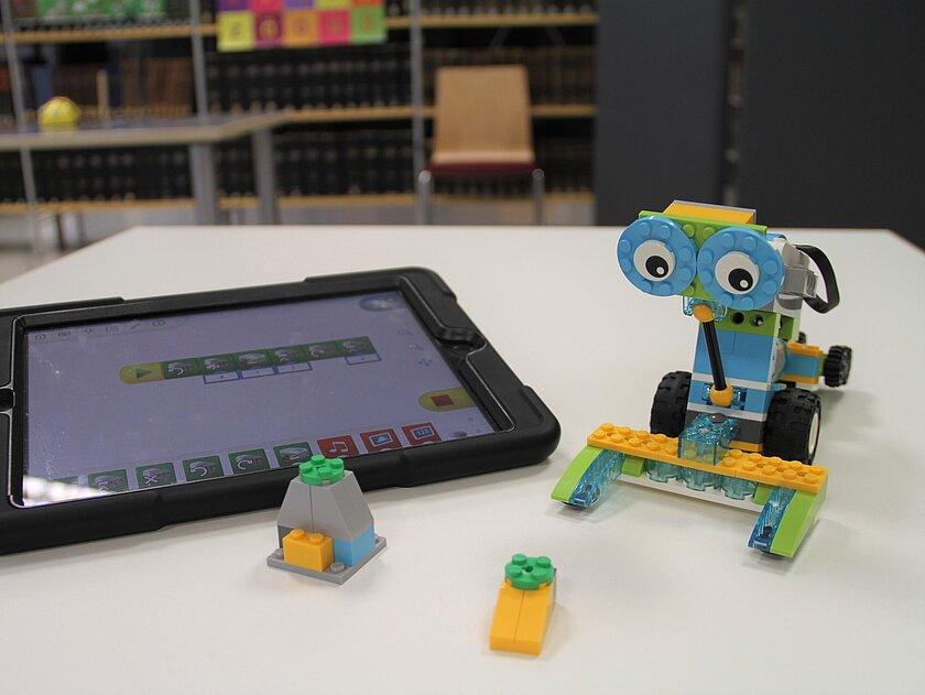 Ein Roboter aus Legosteinen. © Stadt Gera