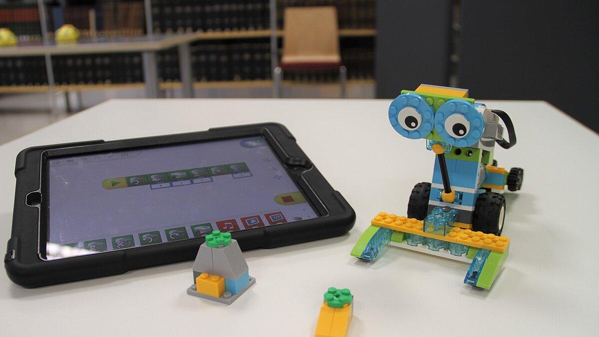 Ein Roboter aus Legosteinen. © Stadt Gera