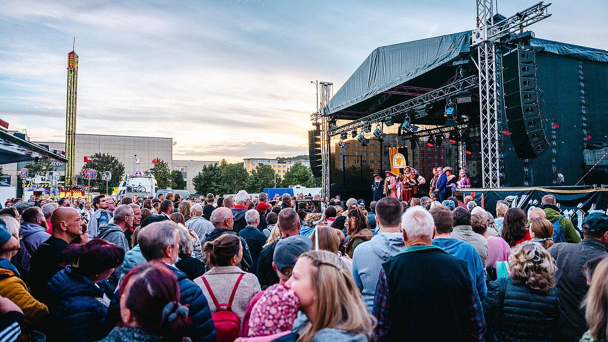 Personen in Kostümen auf der Bühne auf dem Höhlerfest. © Stadt Gera