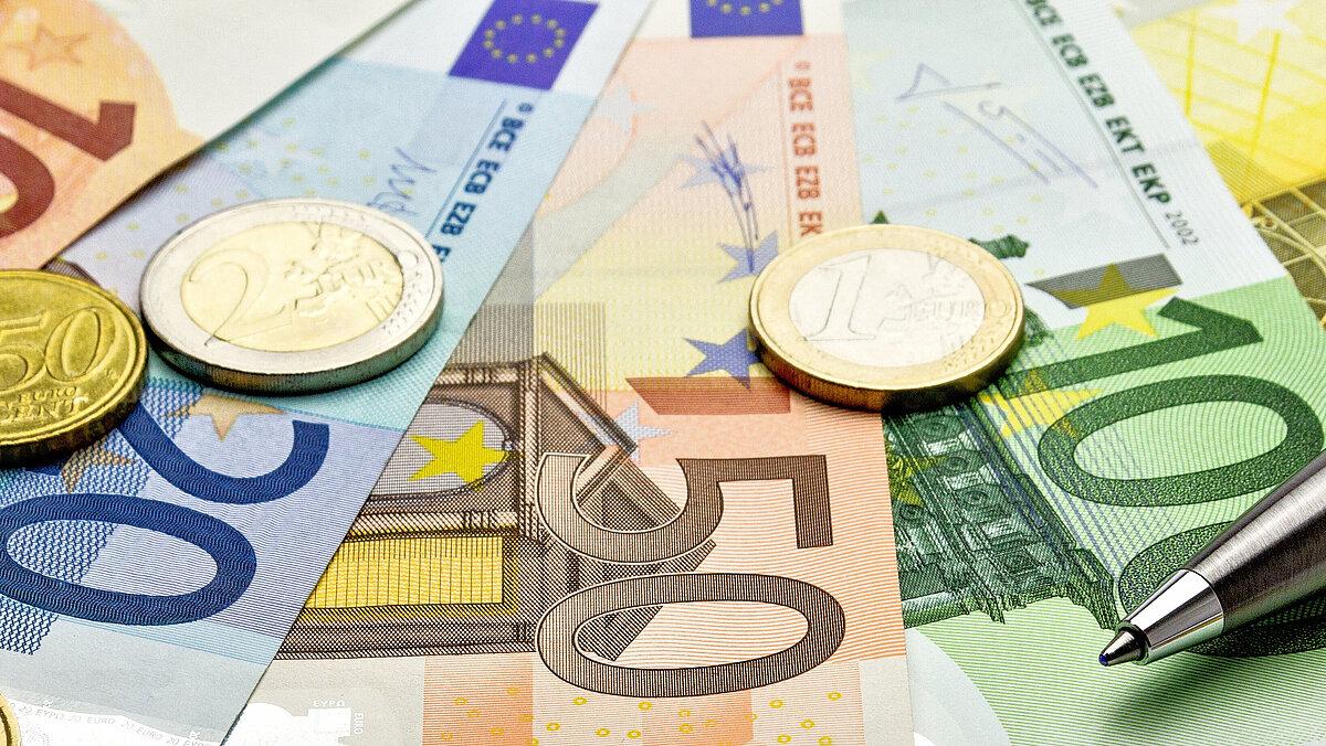 Euro-Geldscheine und Münzen. © AdobeStock / stockpics