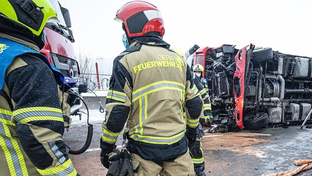 Zwei umgekippte LKW's. © Amt für Brand- und Katastrophenschutz
