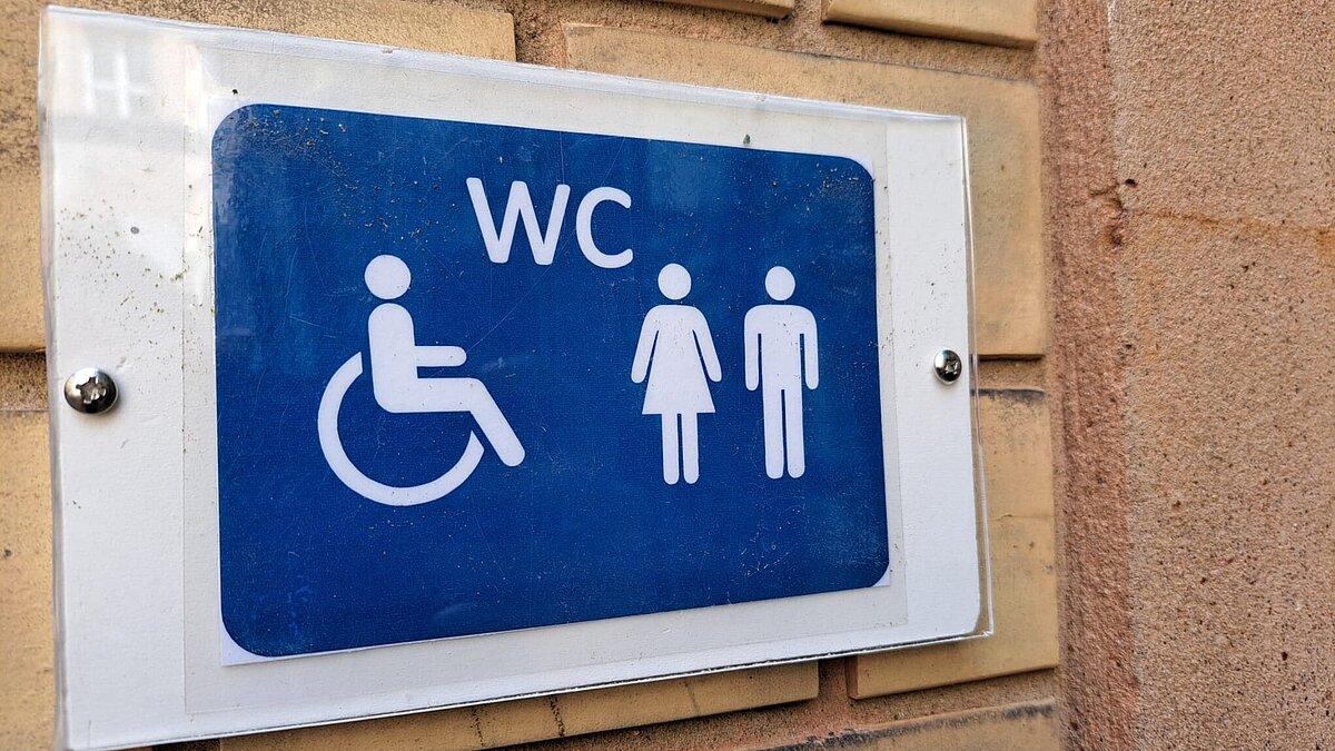 Hinweisschild für eine Toilette. © Stadt Gera