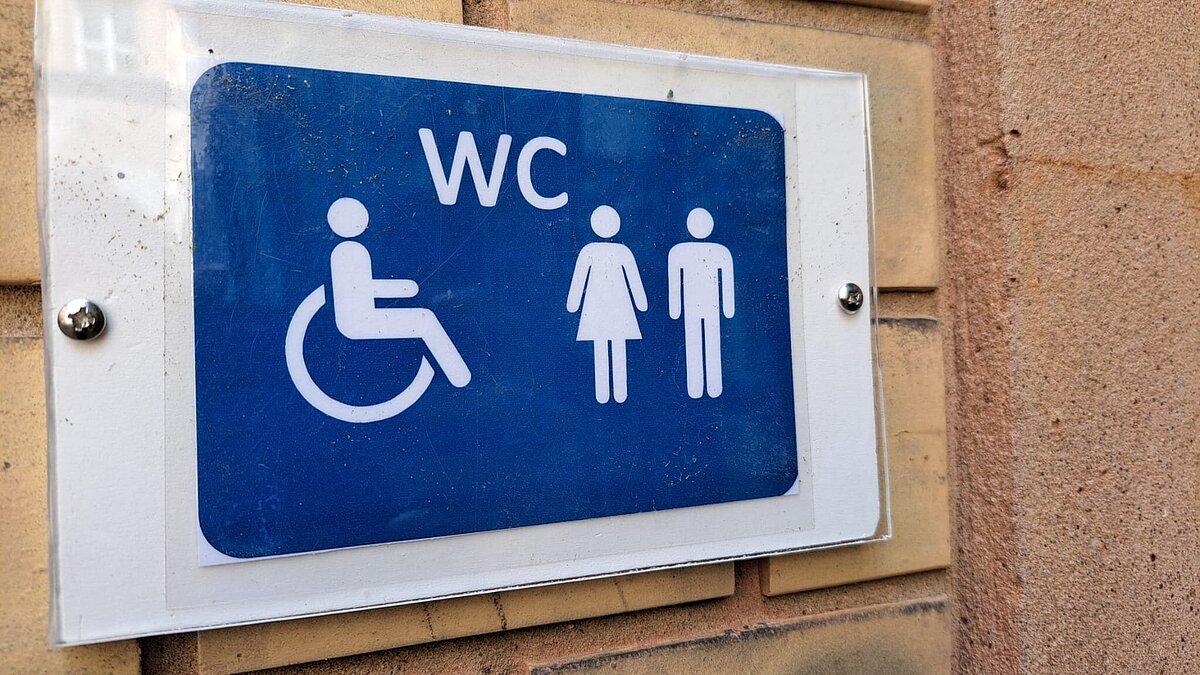 Hinweisschild für eine Toilette. © Stadt Gera