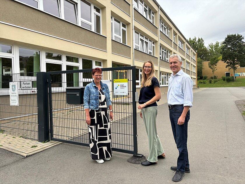 Die Grundschule "Am Bieblacher Hang" erhält die Plakette zur Teilnahme am Startchancen-Programm. © Stadt Gera