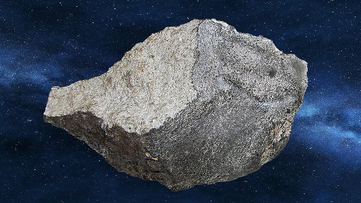 Das schwarz-graue Teilstück des Pohlitzer Meteoriten, das sich heute noch in Gera befindet. © Stadt Gera / Museum für Naturkunde (Fotograf: Frank Hrouda)