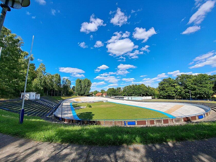 Eine ovale Betonbahn inmitten von Grün. © Stadt Gera
