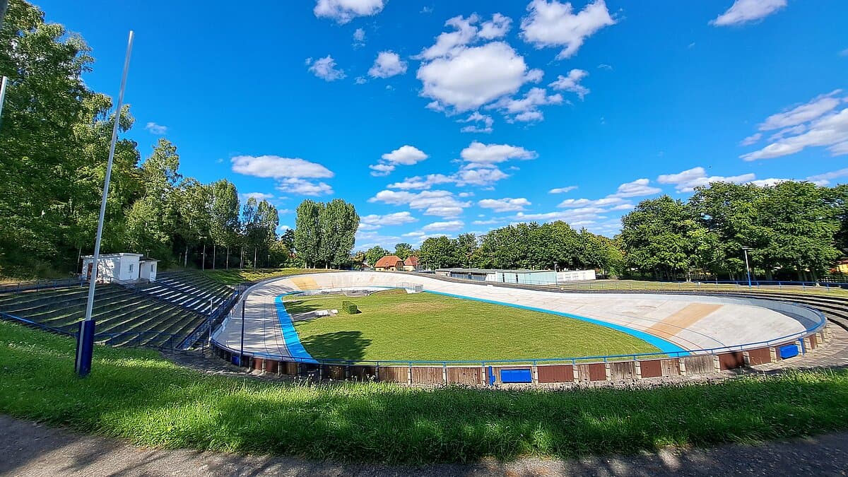 Eine ovale Betonbahn inmitten von Grün. © Stadt Gera