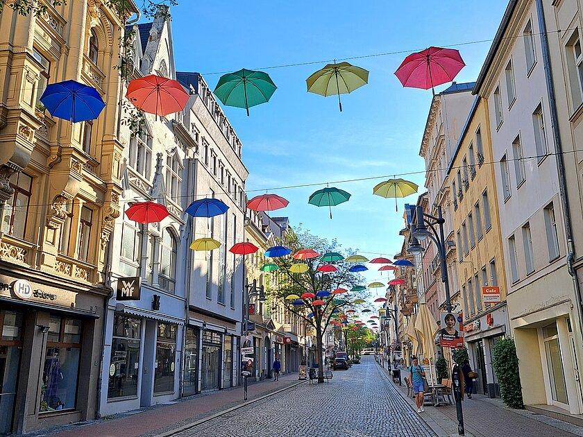 Viele bunte Regenschirme, die über einer Straße aufgehangen wurden. © Stadt Gera