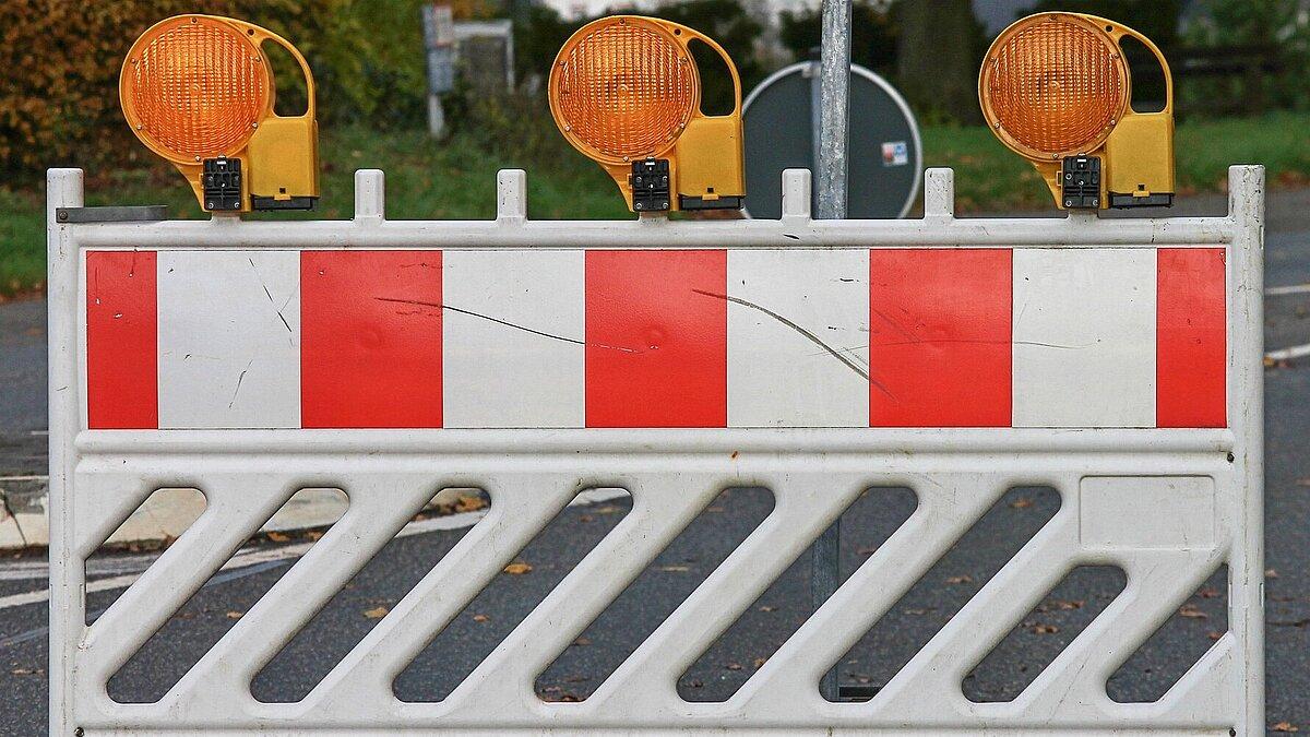 Eine Baustellenabsperrung auf der Straße. © Pixabay