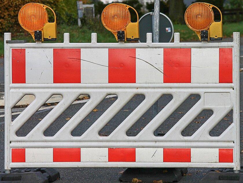 Eine Baustellenabsperrung auf der Straße. © Pixabay