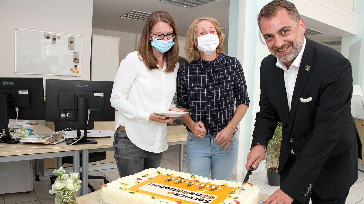 OB Julian Vonarb schneidet die Torte zur Eröffnung des Service.GEneRAtionen an, neben ihm stehen die beiden Mitarbeiterinnen Marina Stüwe und Heidi Kaul am 07. September 2020 . © Stadt Gera